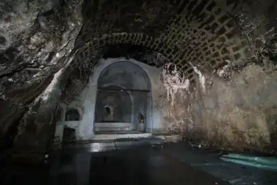 Meryem Ana Kaya Kilise'nin tonozlu giriş kapısı detay görüntüsü