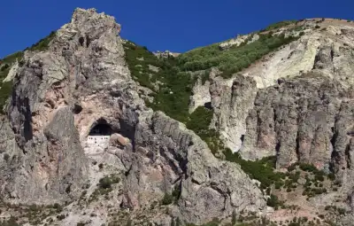 Meryem Ana Manastırı dağ yamaçlarında gizli konumu