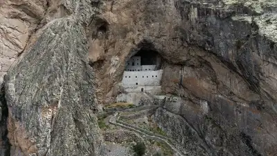 Meryem Ana Manastırı kaya kütlesi ve yapı detayı