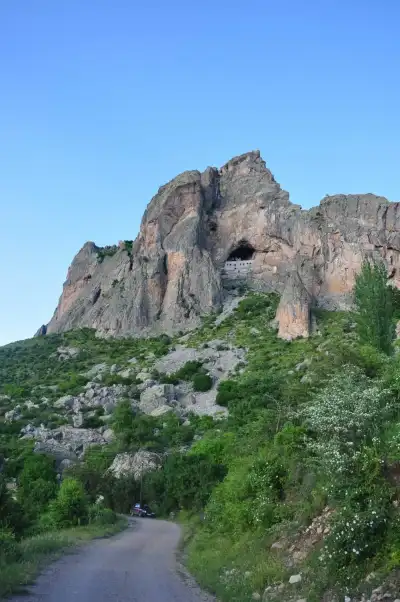 Meryem Ana Manastırı orman yolu ve dağ manzarası