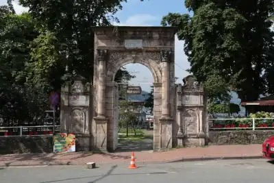 Millet Bahçesi sahil şeridinde oyun parkı ve ağaçlar
