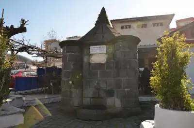 Muhtar Bey Fountain's location in the middle of a courtyard and its architecture