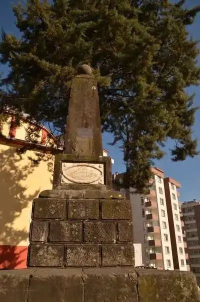 Nihat Bey Anıtı detayı cami yanında şehir görünümü