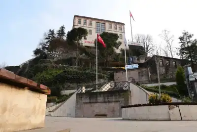 Onuncu Yıl Anıtı anıt kompleksi yamaç binası ve yeşillik ortamında