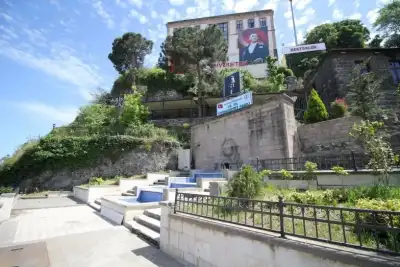 Onuncu Yıl Anıtı meydan alanı mavi dekoratif havuz ve merdivenlerle