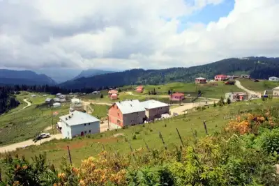 Paşakonağı Yaylası kırsal köy evleri ve dağ manzarası