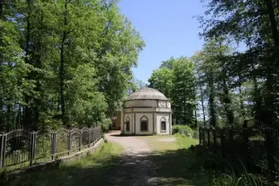 Piraziz Şeyh İdris Camii ve Türbesi beyaz yapısının dış görünüşü