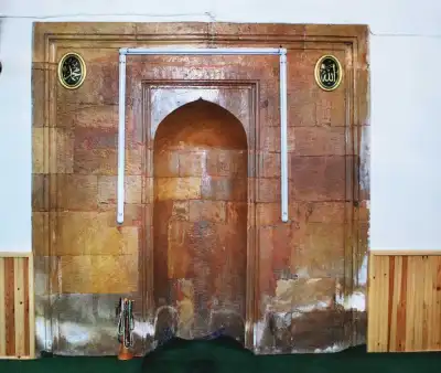 Piraziz Şeyh İdris Camii ve Türbesi giriş kapısında ziyaretçiler