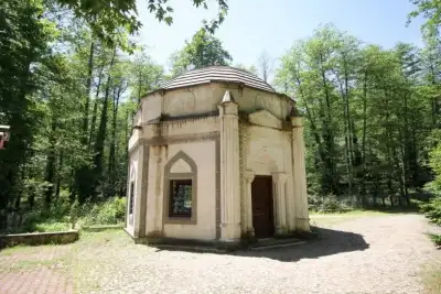 Piraziz Şeyh İdris Camii ve Türbesi iç mekanında türbe sandığı