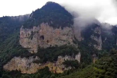 Şahin Kayası bulut altında iki tepeli formasyonu