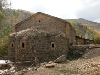 Şebinkarahisar Asarcık Kilisesi dağlık bölgede yer almaktadır