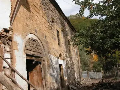 Şebinkarahisar Asarcık Kilisesi sivri kemer giriş kapısı