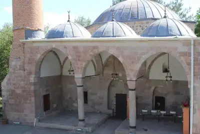 Şebinkarahisar Behramşah Camii kubbe ve sütun mimarisi