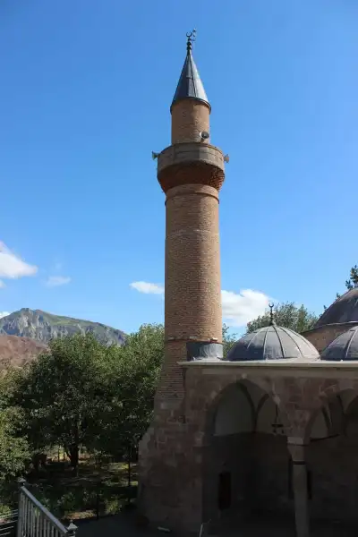 Şebinkarahisar Behramşah Camii detaylı tuğla minare çeşmesi