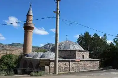 Şebinkarahisar Behramşah Camii kırmızı tuğla minare yapısı