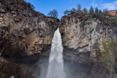 Şebinkarahisar Çağlayan Şelalesi kayalık kanyon arasında