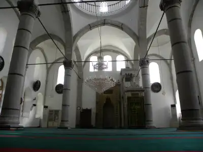 Şebinkarahisar Fatih Camii iç mekan sütunlar ve avize