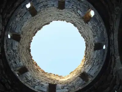 Şebinkarahisar Göynük Köyü Kilisesi - II kemer içinden mavi gökyüzü görünümü