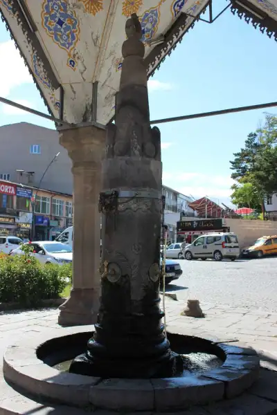 Şebinkarahisar İstiklal Çeşmesi merkezi sütun detay yapısı