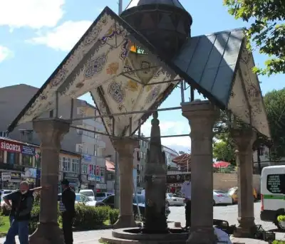 Şebinkarahisar İstiklal Çeşmesi dörtlü taç kapı mimarisi