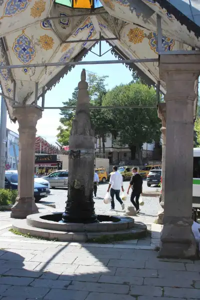 Şebinkarahisar İstiklal Çeşmesi iç kubbeli tavandan bakış
