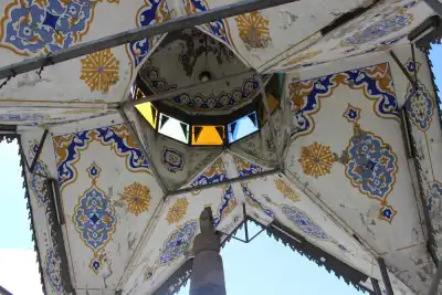 Şebinkarahisar İstiklal Çeşmesi İznik çini dekorasyon detayları