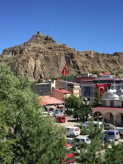Şebinkarahisar Kalesi dağ üzerinde şehir manzarası