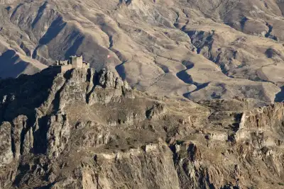 Şebinkarahisar Kalesi hava görüntüsü çorak dağ topografyası