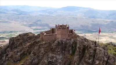 Şebinkarahisar Kalesi vadi manzarasıyla kayalık tepe konumu