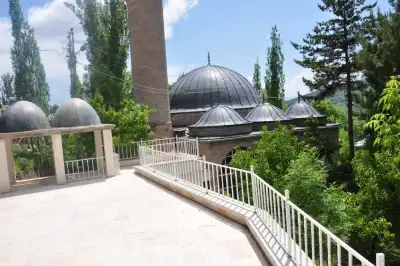 Şebinkarahisar Kurşunlu Camii terası ve siyah kubbeleri yakından