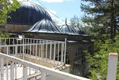 Şebinkarahisar Kurşunlu Camii kubbe mimarisi ve beyaz balustrad