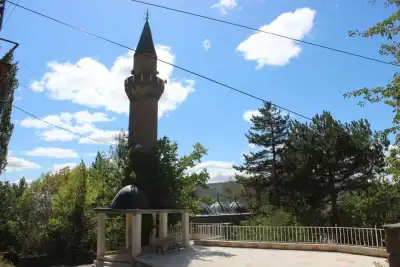 Şebinkarahisar Kurşunlu Camii minare dış cephe ve bahçe görünümü