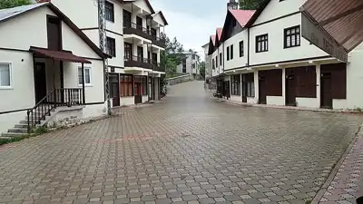 Şebinkarahisar Tamzara Mahallesi boş meydanda geleneksel yapılar