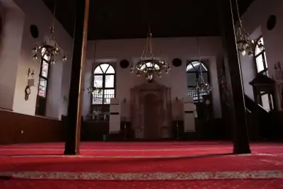 Şeyh Keramettin Camii iç mekanı kırmızı halı ve avizeler