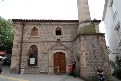 Şeyh Keramettin Camii taş yapısı ve minare yan görünüş