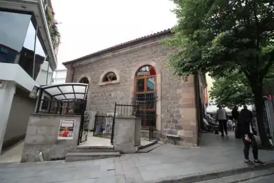 Şeyh Keramettin Camii ön cephe ve merdivenli giriş bölümü