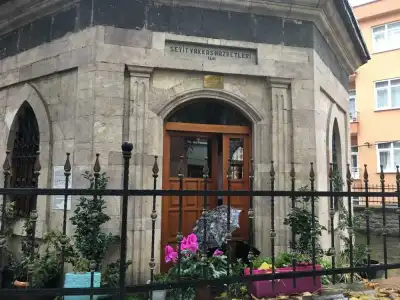 Seyyid Vakkas Türbesi giriş kapısı ve demir korkuluk