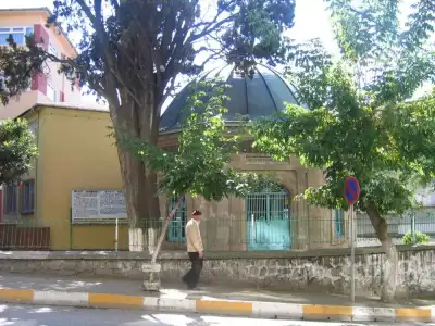 Seyyid Vakkas Türbesi ön cephe çiçekli bahçe görünümü