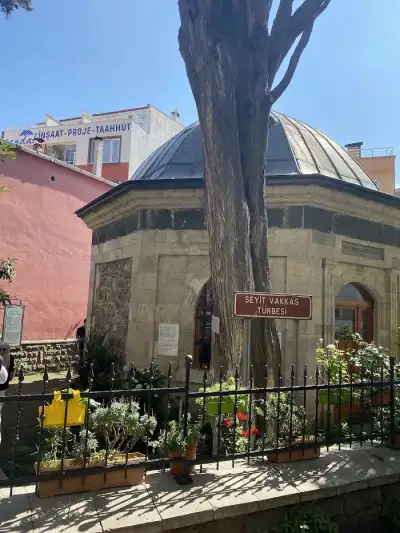 Seyyid Vakkas Türbesi taş yapı köşe detayı