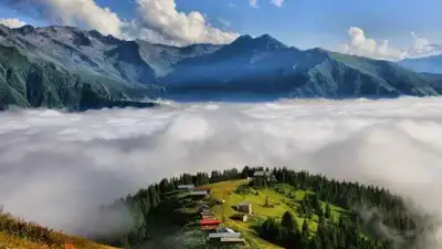 Sis Dağı Yaylası dağ köyü bulutlarla çevrili pastoral manzara