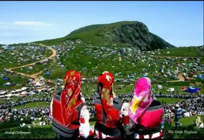 Sis Dağı Yaylası yöresel kıyafetli kadınlar ve çadır kampi