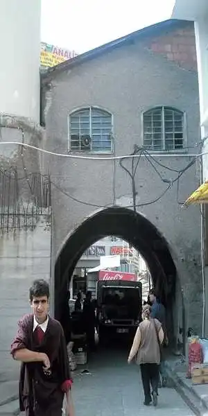 Tahtalı Cami'nin taş mimarisi ve giriş kapısı