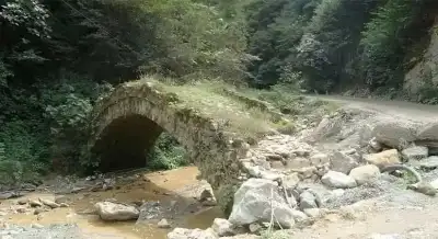 Tekke Köyü Köprüsü kırsal yolda tarihi taş yapı detayı