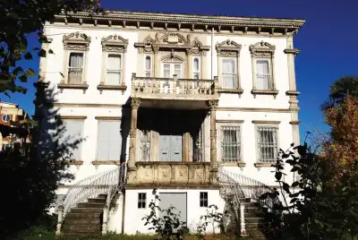 Tiralizade Hasan Bey Konağı taş merdivenleriyle ön cephesi