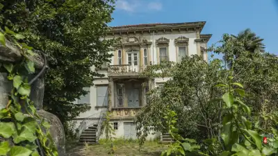 Tiralizade Hasan Bey Konağı yeşillikle çevrili yapısı