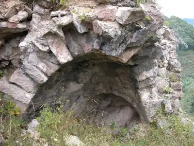Tirebolu Bedrama Kalesi yıkılmış taş kule kalıntısı