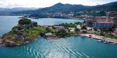 Tirebolu Kalesi yamaçtan şehir ve kıyı görünümü