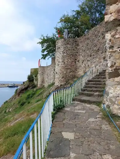Tirebolu Kalesi denizden panoramik manzarası