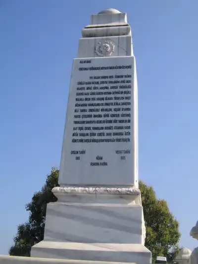 Topal Osman Ağa Anıt Mezarı Türk bayrağı ve çevre manzarası
