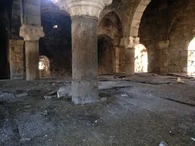 Yağlıdere Kırkharman Kilisesi iç mekan sütunlar ve kemerleri